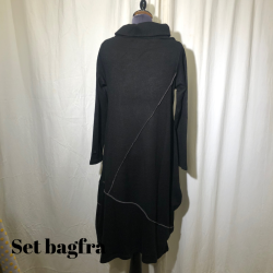 E-Design kjole med twistet krave i viscose &amp; kashmir blanding Sort