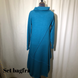 E-Design kjole med twistet krave og udvendige smme Petrol