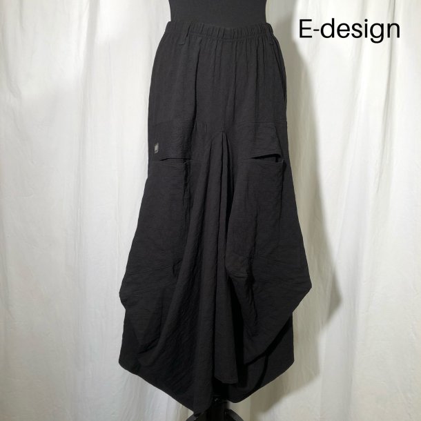 E-Design vandfalds nederdel crepet sort
